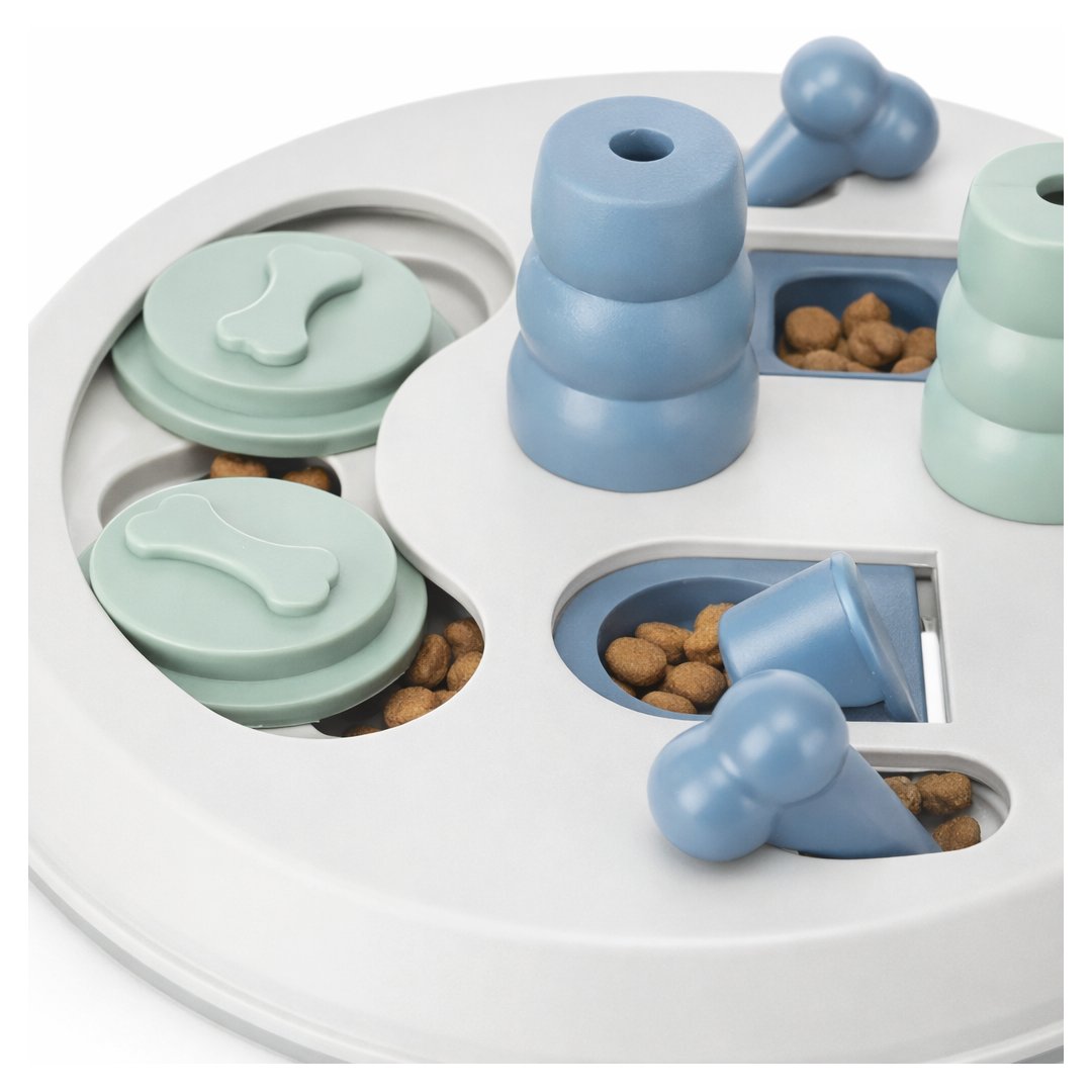 Detalle del juego interactivo Flip Board con compartimentos ocultos y premios para estimulación mental canina