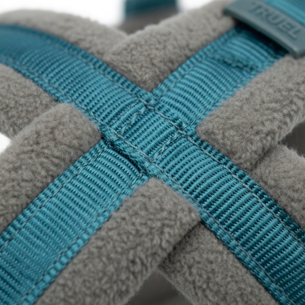 Detalle acolchado fleece gris y correas nylon arnés ergonómico TRIXIE - costura reforzada