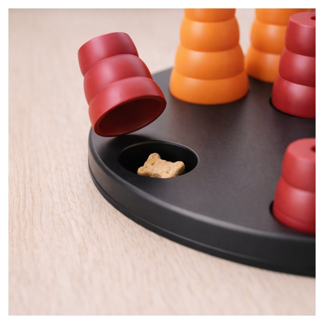 Detalle del compartimento del Dog Activity Gamble Box de Trixie con premio visible bajo una pieza levantada.