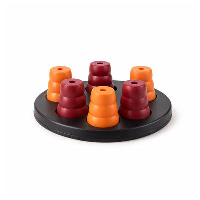Dog Activity Gamble Box de Trixie, juego interactivo de inteligencia para perros con tablero negro y piezas rojas y naranjas.